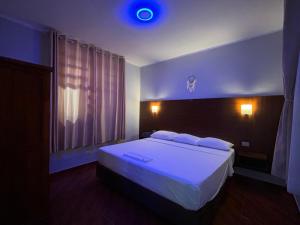 a bedroom with a large white bed in a room at Amasisa Casa Vacacional Sauce, Laguna Azul in Sauce