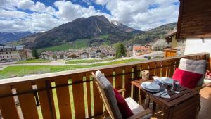 a balcony with a table and a view of a mountain at Ciasa Coderoppola in Moena