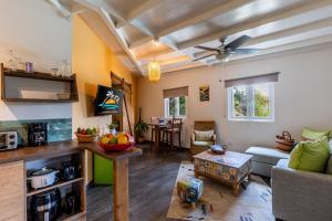 a living room with a couch and a table at Casita Tres Trapi in Noord