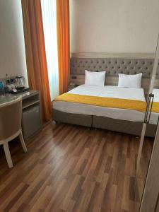 Postel nebo postele na pokoji v ubytování Hotel Empire Business Baku