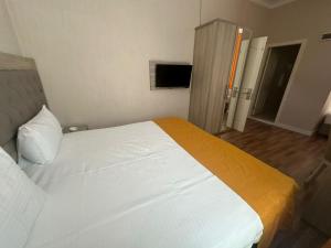 Postel nebo postele na pokoji v ubytování Hotel Empire Business Baku