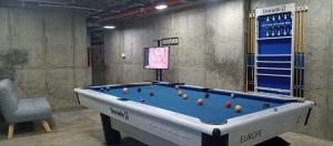 a room with a pool table and a chair at Ulivin Coliving in Manizales