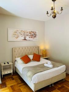 Un dormitorio con una cama con dos almohadas naranjas. en BB Casita Blue M, en El Cerrillo