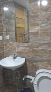 Hostal #10-33 في كارتاهينا دي اندياس: حمام مع حوض ومرحاض ومرآة +44 صورة