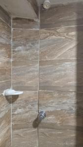 Hostal #10-33 في كارتاهينا دي اندياس: دش مع جدار حجري مع فوهة دش