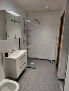 een badkamer met douche, wastafel en toilet bij ANDY - Perfect location in the heart of Närpes 75 m2 - Sauna and AC - Built in 2023 in Närpiö