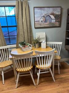 Gallery image of Acorn Hideaways Frontier Suites in Canton +4 photos