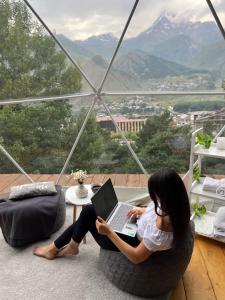 Nespecifikovaný výhled na hory nebo výhled na hory při pohledu z luxury tent