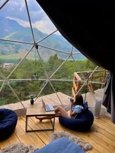 Nespecifikovaný výhled na hory nebo výhled na hory při pohledu z luxury tent