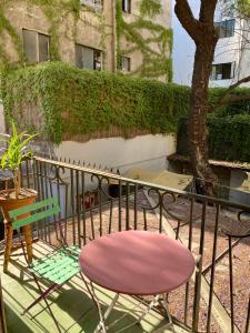 Un balcón con sillas, una mesa y un árbol en BB Casita Blue M, en El Cerrillo