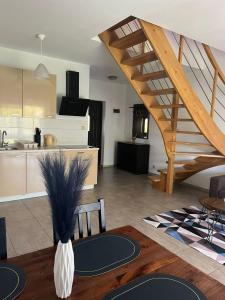 Kuchyňa alebo kuchynka v ubytovaní Apartamenty Adrenja