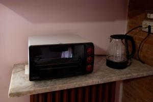 a black and white microwave sitting on a counter at Montello Hill apartment in Ciano