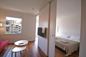 ジローナにあるFlateli Canalejasの白いベッドルーム(ベッド1台、窓付)