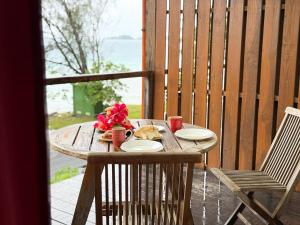 En balkong eller terrasse på Studio with a view of a heavenly lagoon