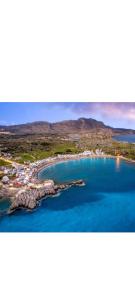 una vista aérea de una playa con agua azul en Haraki Blue Houses, en Charaki 21 fotos más