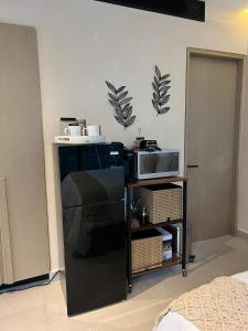トゥルムにあるMeDaYa Selva Retreatのベッド1台と電子レンジが備わる客室です。