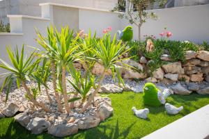 En have udenfor Private seaside Villa Porat in Oštrička Luka, Kanica, Rogoznica with pool