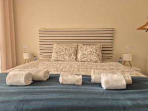 een slaapkamer met een bed met handdoeken erop bij Sleep Swell in Porto +33 foto's