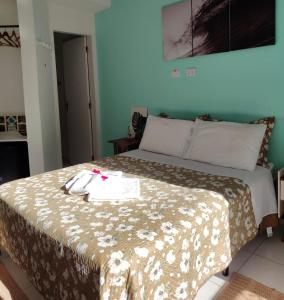 Un dormitorio con una cama con una toalla encima. en Pousada Casa da Praia Juquehy - Duplo, en Juquei