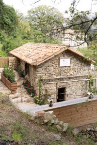 a stone building with a sign on it at Relais - U Machjonu in Tolla