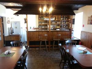 Lounge nebo bar v ubytování Hotel & Restaurant Adolfovský Dvůr