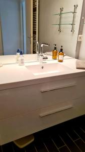 Ένα μπάνιο στο Pause Chezine - Terrace near park and river +20 φωτογραφίες