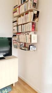 Η βιβλιοθήκη του διαμερίσματος