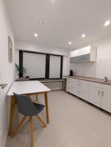 a kitchen with a table and a chair in it at Monteurwohnung Zimmer Pendler Ferien in Gangelt