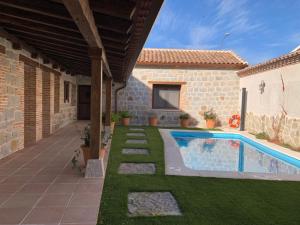 a house with a swimming pool in a yard at Venta Cerro del Águila in Ventas con Peña Aguilera