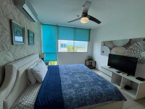 una camera da letto con un letto e una TV a schermo piatto di Coral Park Playa Blanca, Apartamentos 2 y 3 recamaras a Río Hato Altre 59 foto