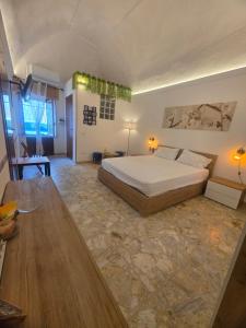 1 dormitorio grande con 1 cama y 1 mesa en Apulian Dream, en Peschici