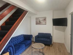 Ruang duduk di House - Sleeps 8 - Parking - WiFi