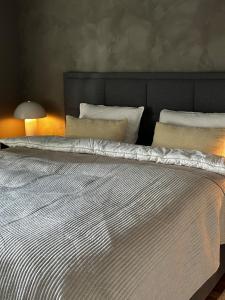 Postel nebo postele na pokoji v ubytování Sentrumsnær leilighet i Bodø