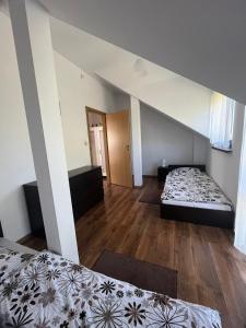 Posteľ alebo postele v izbe v ubytovaní Apartamenty Adrenja + 8 fotografií