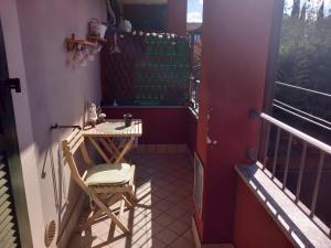 un piccolo balcone con tavolo e sedia di Salcasavacanze a Castelletto sopra Ticino
