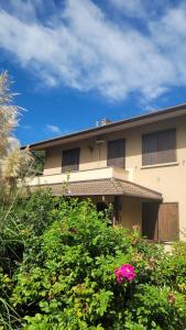 ein Gebäude mit einem Blumenstrauß davor in der Unterkunft Delizioso appartamento sul lago - Casa Marina in Spinone Al Lago