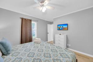 a bedroom with a bed and a ceiling fan at SMV Coastal Retreat Near Shore in Jacksonville Beach