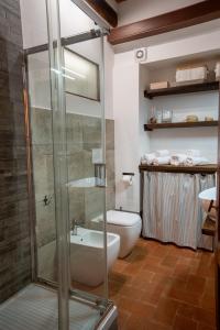 Un baño con ducha, inodoro y lavabo. en Fonterutoli Apartment, en Fonterutoli 44 fotos más