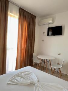 TV a/nebo společenská místnost v ubytování Hotel Ermi + 27 fotografií