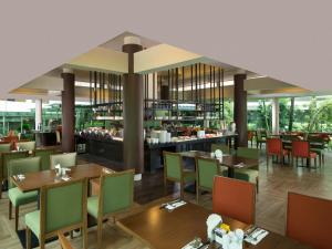 En restaurant eller et andet spisested på Delonix Hotel Karawang