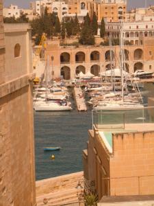 vistas a un puerto con barcos en el agua en Number 12, en Birgu