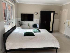 Postel nebo postele na pokoji v ubytování Petit studio charmant rénové fully renovated studio 1 min from the beach at St-Idesbald Koksijde