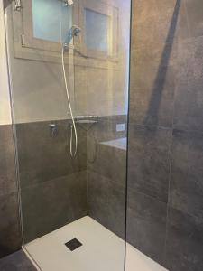 CarmineにあるCasa Stefanie -Traum Ferienwohnung mit Seesichtの浴室のガラス扉付きシャワー