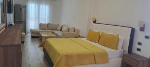TV a/nebo společenská místnost v ubytování Grand Resort by Greccia Dhermi Prime