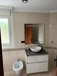een badkamer met wastafel en toilet bij Luanco para vivir y disfrutarlo VUT7223AS in Luanco