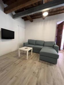 a living room with a couch and a table at Il Pescatore in Marciana Marina