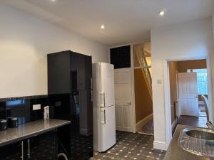Η κουζίνα ή μικρή κουζίνα στο Extra Large home fits FIVE guests