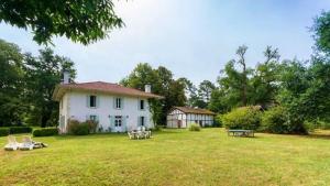 Pontenx-les-ForgesにあるGrande demeure familialeの庭にピクニックテーブルがある白い家