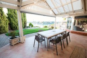 Billede fra billedgalleriet på Spacious Lake Front Home- Private Beach i Encounter Bay