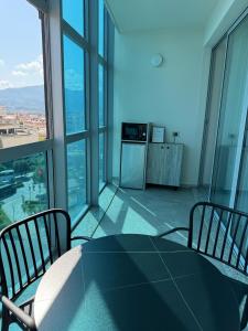 Η κουζίνα ή μικρή κουζίνα στο STAY-FIVE Modern Central Studios Self Check-in & Fast Wi-Fi